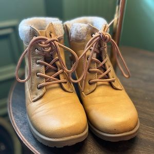Girl’s size 3 tan with faux white fur top tan boot.